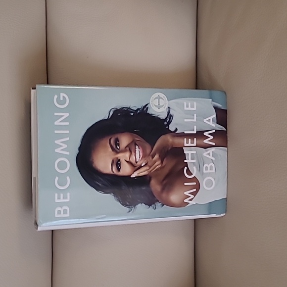 "Becoming" by Michelle Obama Hard Cover EUC - Picture 9 of 9